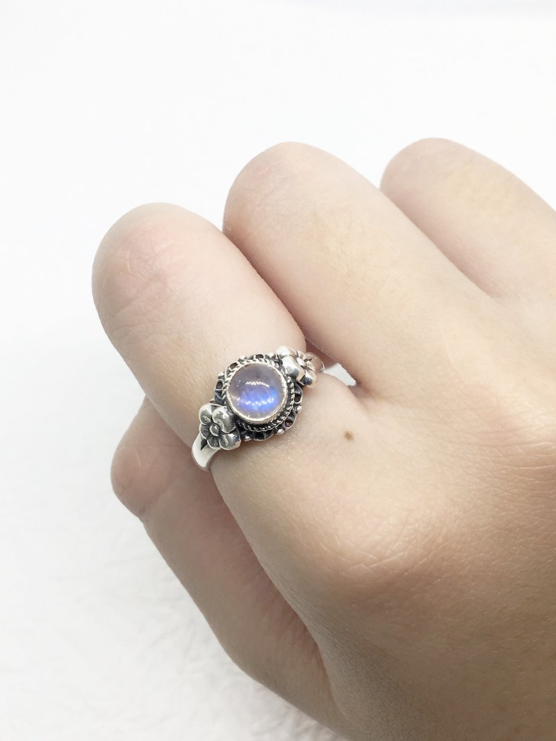 月光石925纯银典雅蕾丝花朵设计戒指 尼泊尔手工镶嵌制作(款式1) - 戒指 - 宝石 蓝色