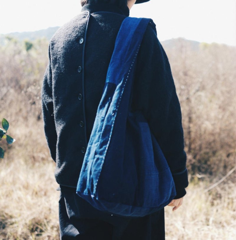 溫州板藍根藍靛染古布肩背包 深淺棉麻拼布款秋冬大背包托特包 - 手提包/手提袋 - 棉．麻 蓝色