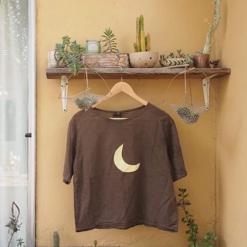 linnil: Crescent moon shirt - 中性连帽卫衣/T 恤 - 棉．麻 咖啡色