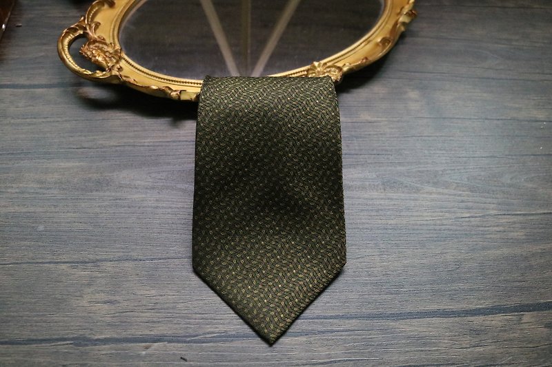 橄榄绿细纹真丝领带/百搭型男商务好物推荐 - 领带/领带夹 - 丝．绢 