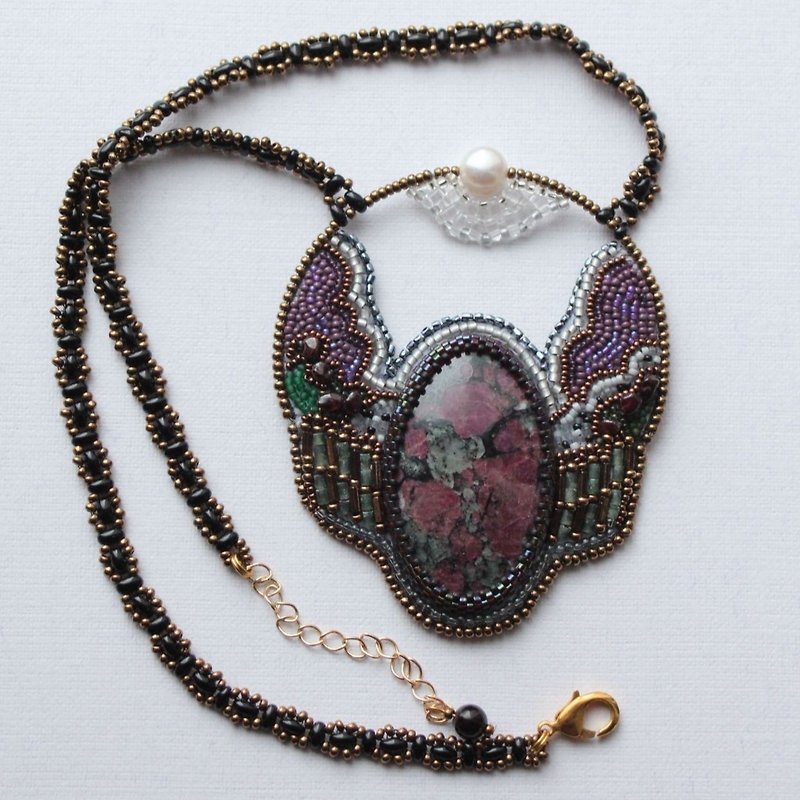 用eudialyte珠子刺绣的吊坠是一件真正的艺术品 - 项链 - 宝石 黑色