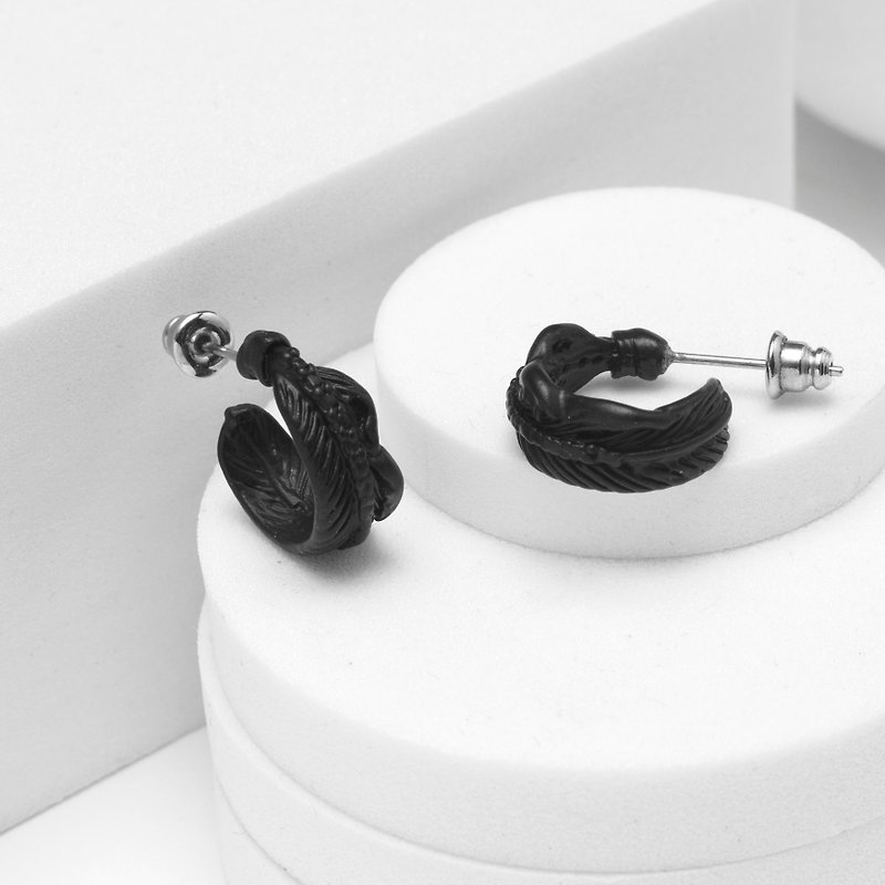 小羽毛圈耳环 Feather Loop Earring(雾黑) - 耳环/耳夹 - 其他金属 黑色