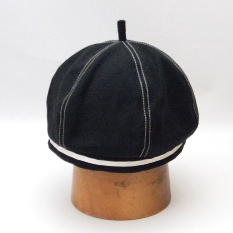 ステッチを利かせたシンプルなベレー帽。トップのチョボもポイントです。丸みのあるフォルムで幅広いコーディネイトに合わせやすいデザインです。【PS0542-Black】 - 帽子 - 棉．麻 黑色
