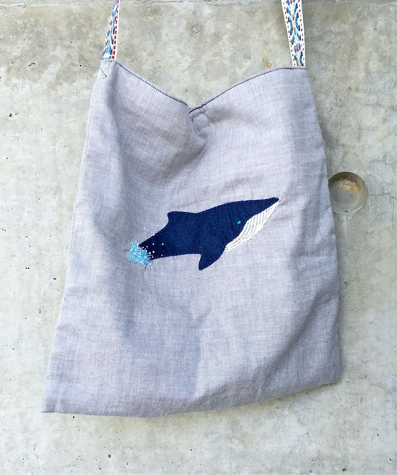 跃水鲸鱼 浅灰 刺绣布袋 - 侧背包/斜挎包 - 棉．麻 灰色
