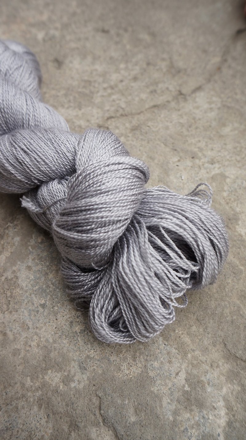 手染蕾丝线。银灰 (美丽诺+真丝) - 编织/刺绣/羊毛毡/裁缝 - 丝．绢 