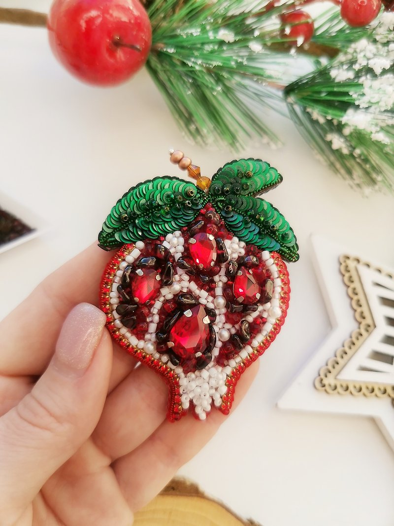 Pomegranate brooch, embroidered pomegranate brooch, fruit brooch, gift for mom - 胸针 - 水晶 红色
