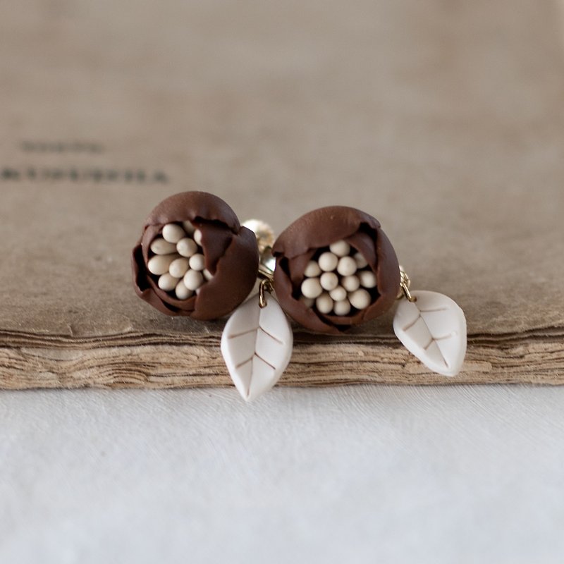 葉っぱが揺れる丸い花のピアス/イヤリング / チョコレート - 耳环/耳夹 - 粘土 咖啡色