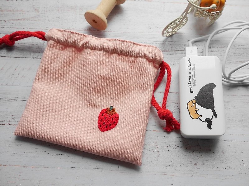 草莓刺绣束口袋 行动电源收纳袋 - 收纳用品 - 棉．麻 粉红色