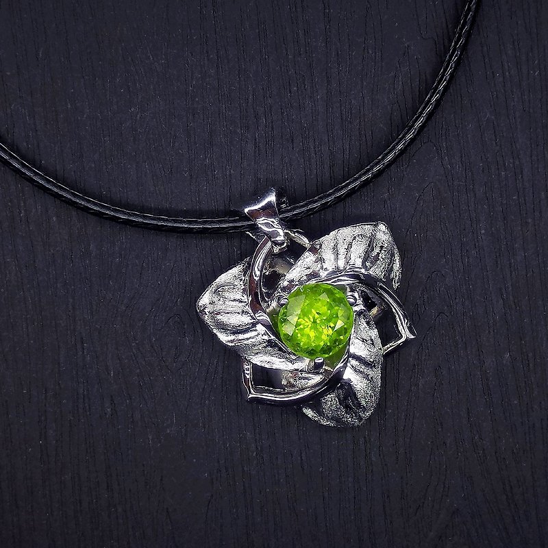 绿色橄榄石珠宝镀金925纯银坠子 - 三瓣百合系列 - 项链 - 宝石 绿色