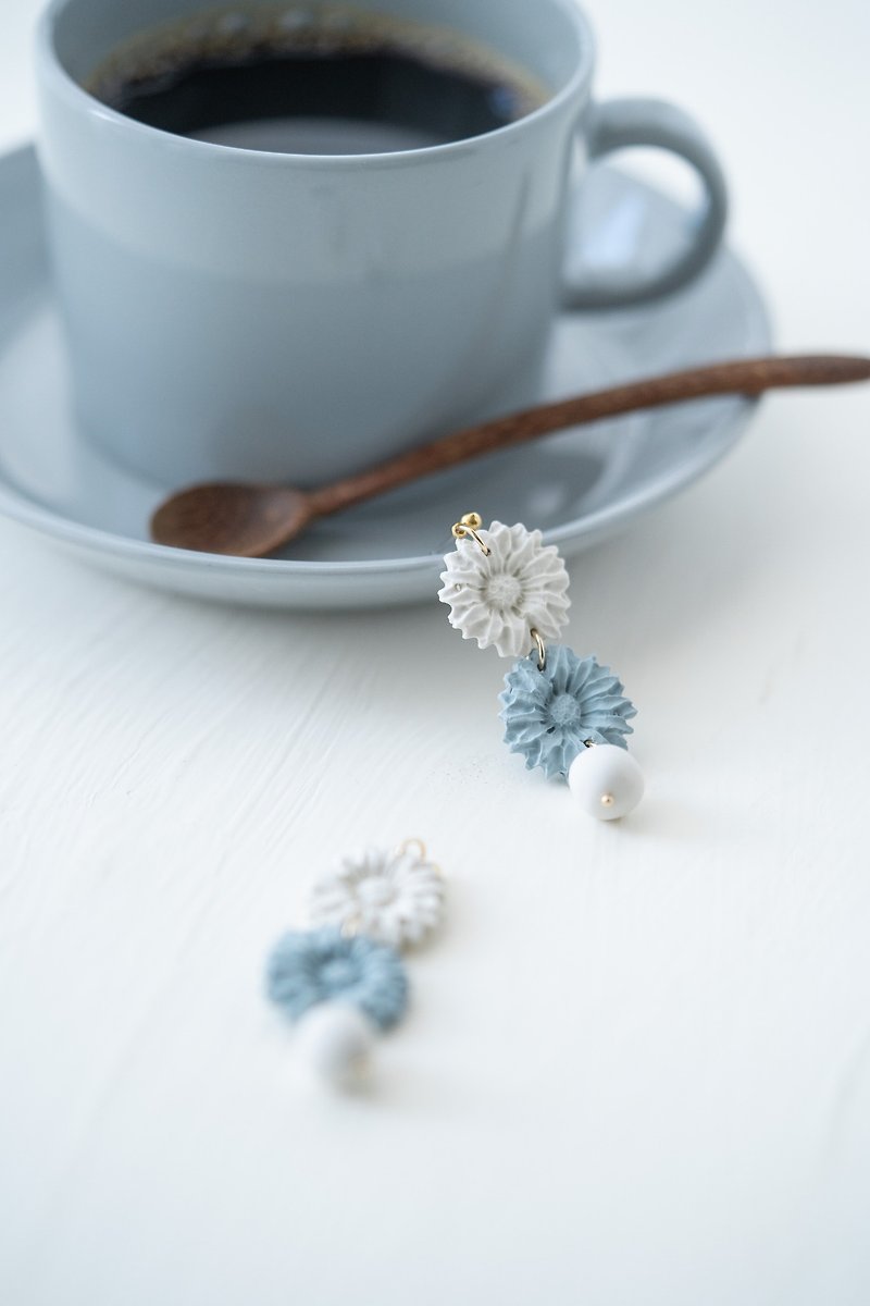 Floral Earrings - Blue&White / ポリマークレイ/ 花 / くすみカラー/ピアス / イヤリング/ フラワー / シンプル - 耳环/耳夹 - 粘土 蓝色