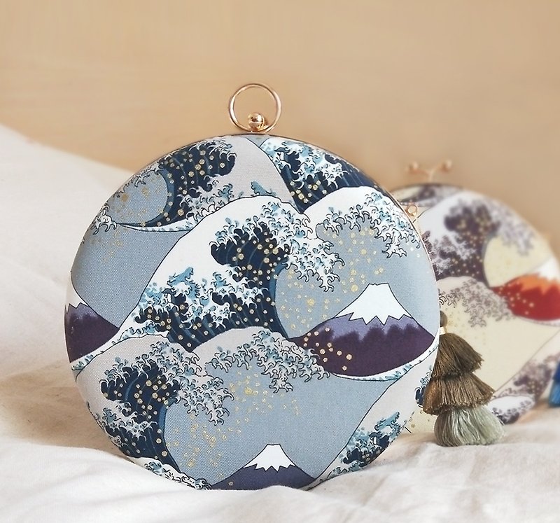 日式海浪富士山小圆包同系列双面礼物肩背手提手拿三式口金包 - 侧背包/斜挎包 - 棉．麻 灰色