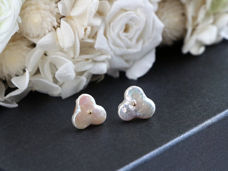 14kgf- 3 petals pearl pierced earrings /can change to clip-on - 耳环/耳夹 - 宝石 白色
