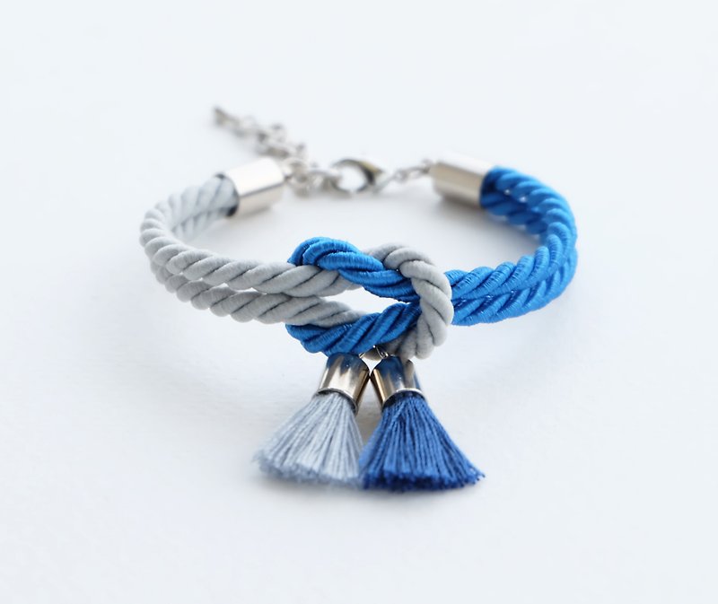 Matte ash / Vivid blue knot bracelet with tassels - 手链/手环 - 聚酯纤维 蓝色