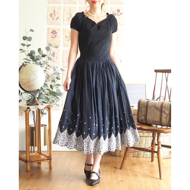 VINTAGE cotton dress, black dolly dress with embroidery (S) - 洋装/连衣裙 - 棉．麻 黑色