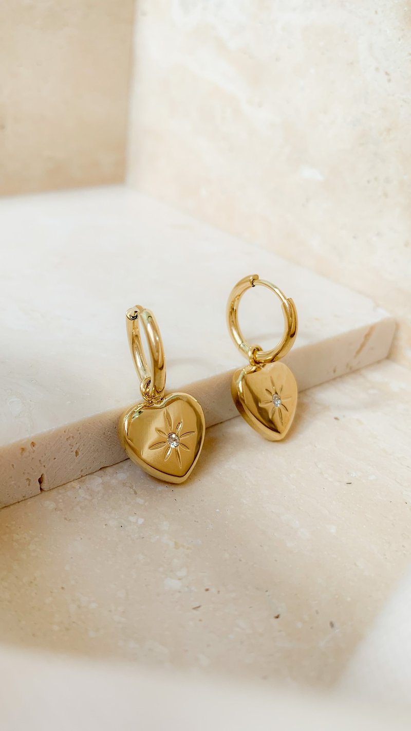 不锈钢 耳环/耳夹 金色 - FVA TINARI 45 GOLD HEART HOOPS EARRINGS