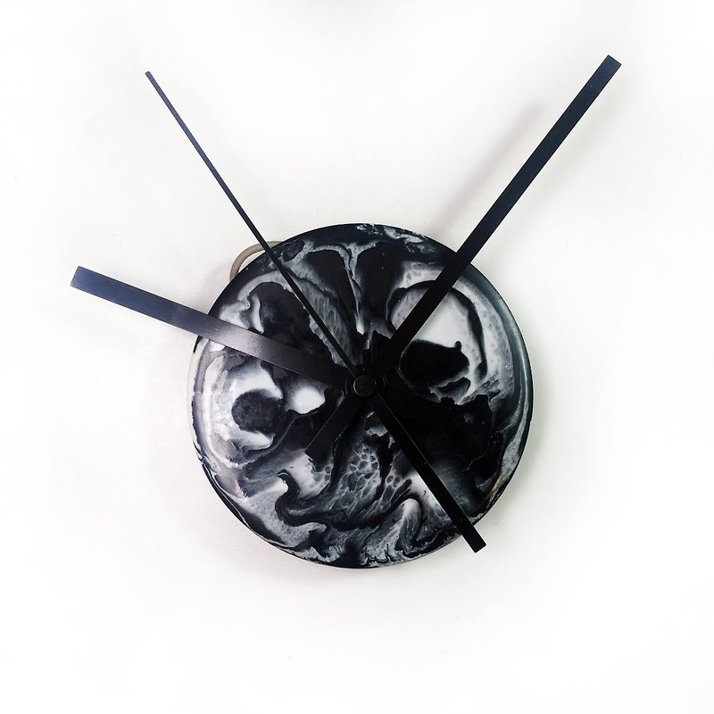 【Clock n Clock - SMALL ・小月球体・手工挂钟】10cm - 时钟/闹钟 - 木头 黑色