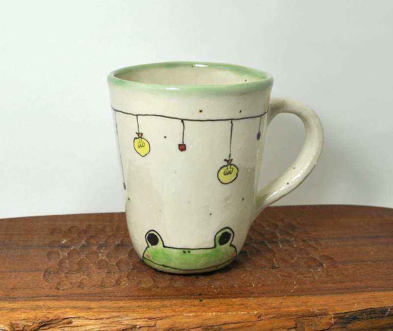 カエルと夜市の裸電球　マグカップ - 咖啡杯/马克杯 - 陶 绿色