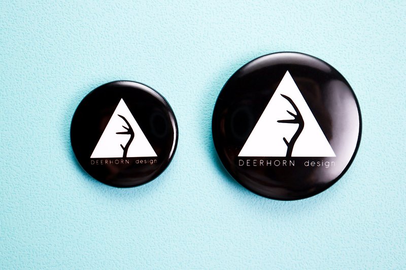 Deerhorn design / 鹿角 LOGO胸章 4.4cm 黑色 - 徽章/别针 - 塑料 黑色