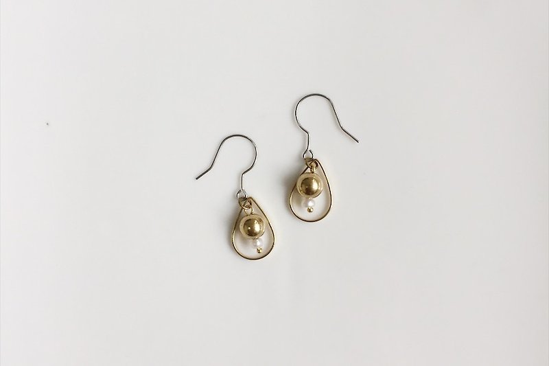 凝雨 珍珠黄铜耳环 - 耳环/耳夹 - 其他金属 金色