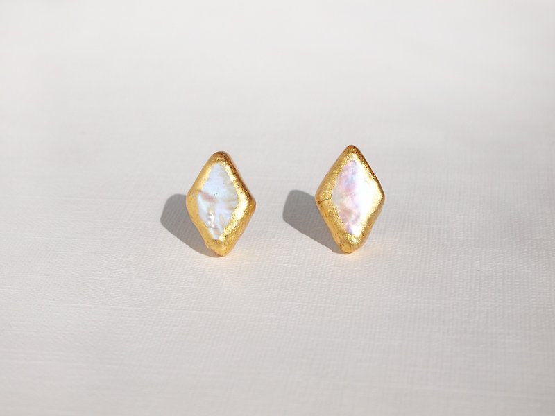 Gold leaf pearl Hishi stud earrings Clip-On