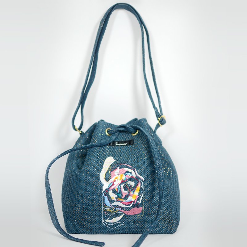 humming-坠入爱河啰！ Embroidery Bucket Bag〈刺绣水桶包〉 - 侧背包/斜挎包 - 绣线 蓝色