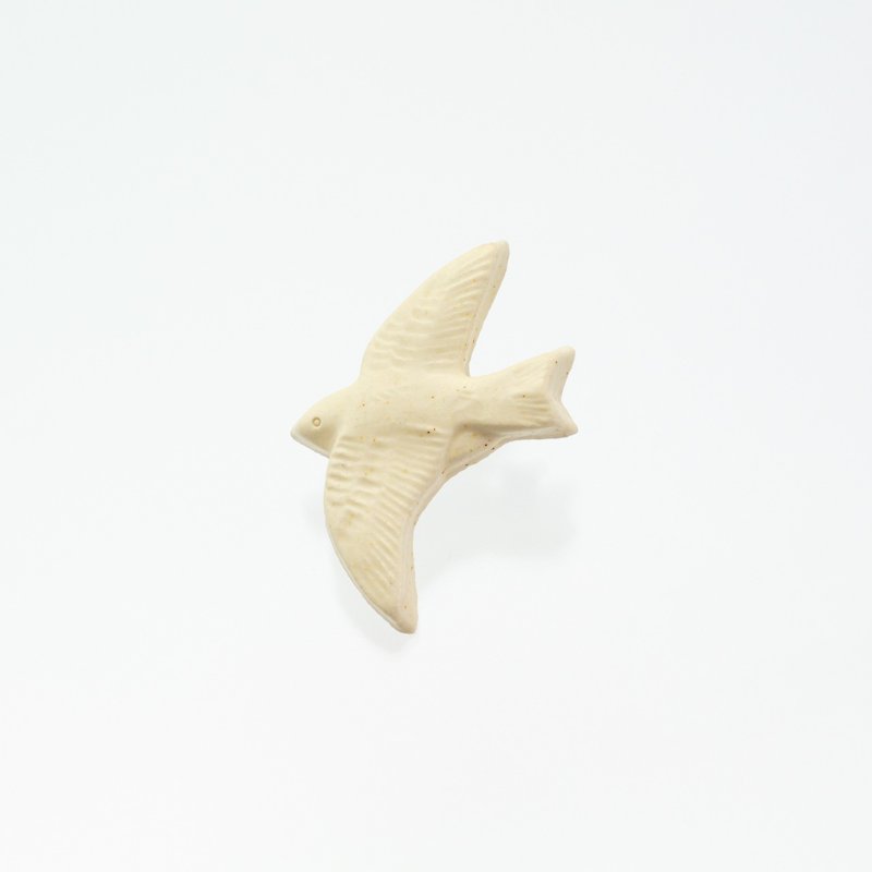 陶器ブローチ　ツバメ(生成り) - 胸针 - 陶 白色