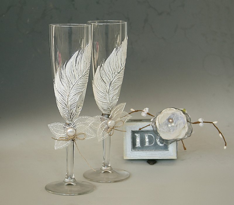 White Feather wedding Champagne Glasses, Hand Painted, Set of 2 - 酒杯/酒器 - 玻璃 白色