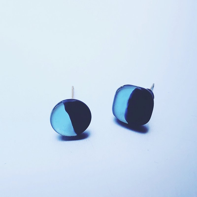 Bicolour asymmetric Earring Circle / Square - 耳环/耳夹 - 玻璃 绿色