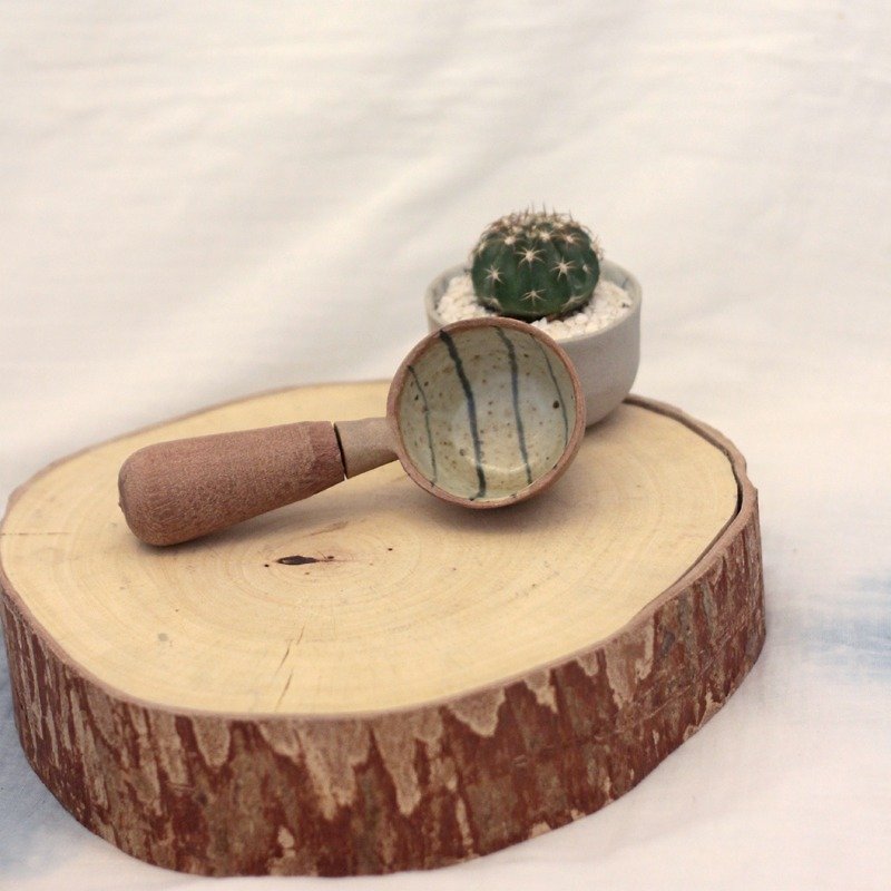3.2.6. studio: Handmade ceramic tree bowl with wooden handle. - 花瓶/陶器 - 纸 卡其色