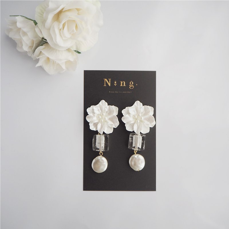 White flower earrings - 耳环/耳夹 - 塑料 白色