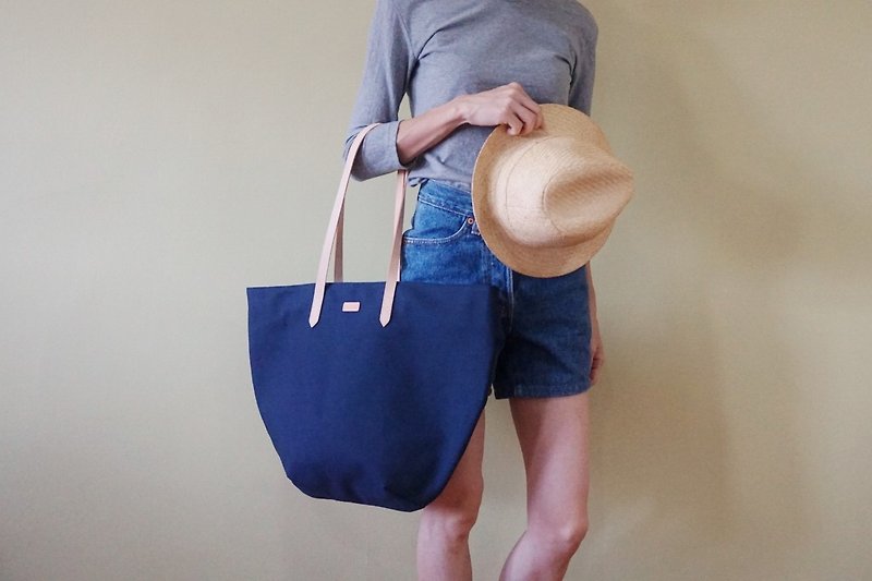 Navy Blue Beach Tote Bag with Leather Strap - Casual Weekend Tote - 手提包/手提袋 - 棉．麻 蓝色
