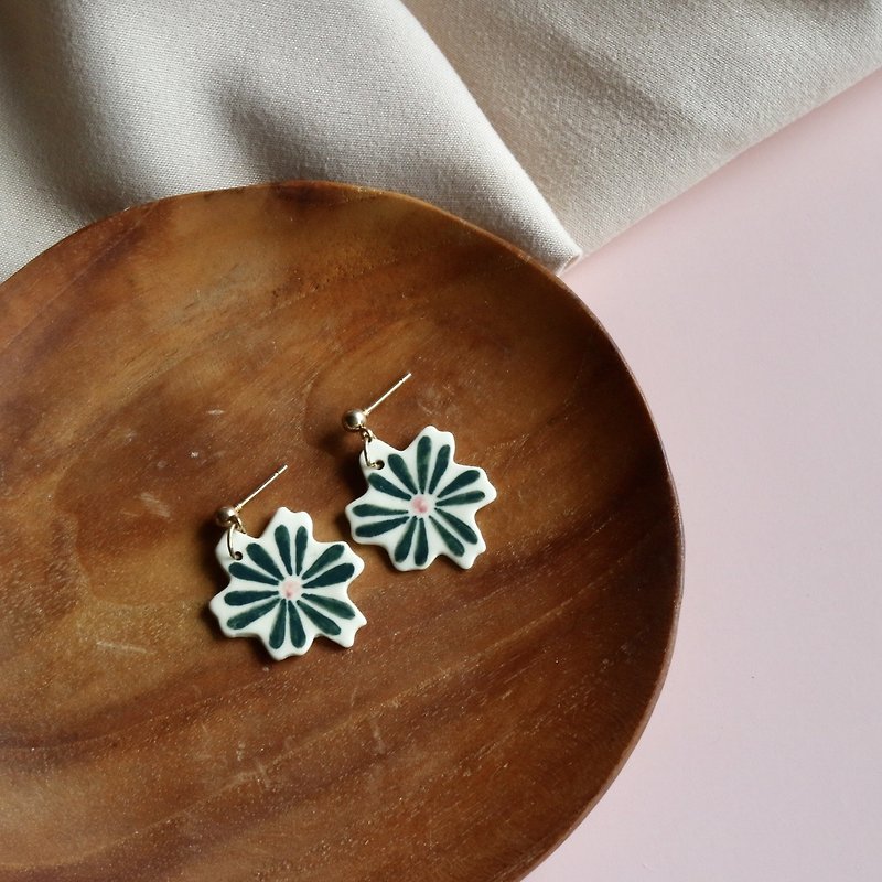 green flower earrings - 耳环/耳夹 - 陶 