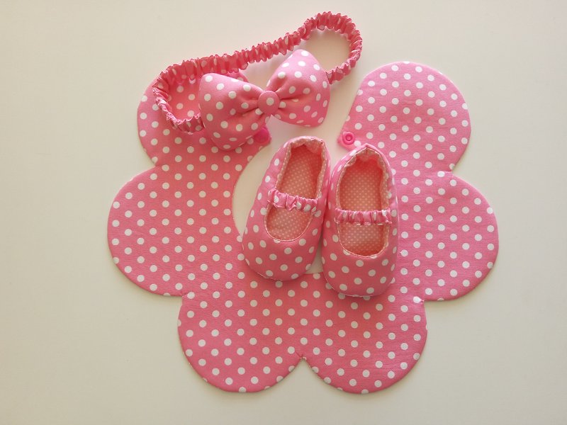 粉底白点点弥月礼物 婴儿鞋+发带+围兜 - 满月礼盒 - 棉．麻 粉红色