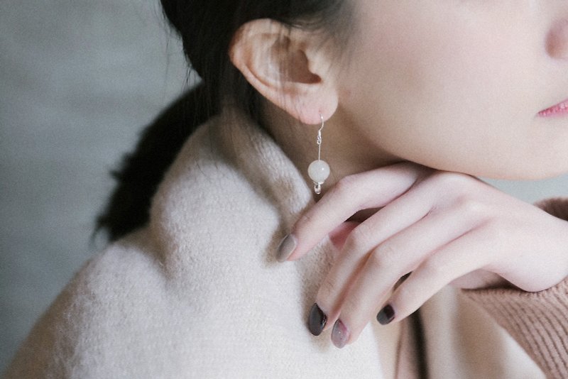 ZHU.手工耳环 | 白色月球 (圣诞礼物/天然石/纯银/耳夹) - 耳环/耳夹 - 宝石 白色