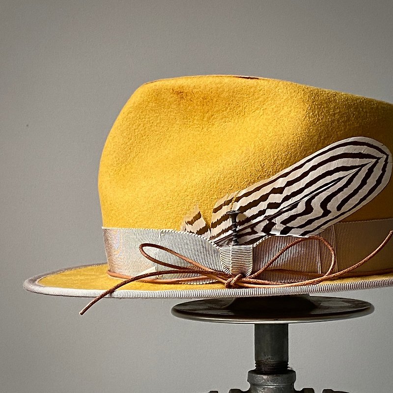 HYOKOU 手工 绅士帽-黄色+羽毛+包边 - 帽子 - 羊毛 黄色