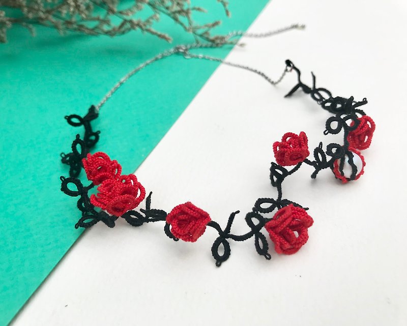 手织立体玫瑰花项链(红花黑叶) 礼物 定制化 - 项链 - 棉．麻 