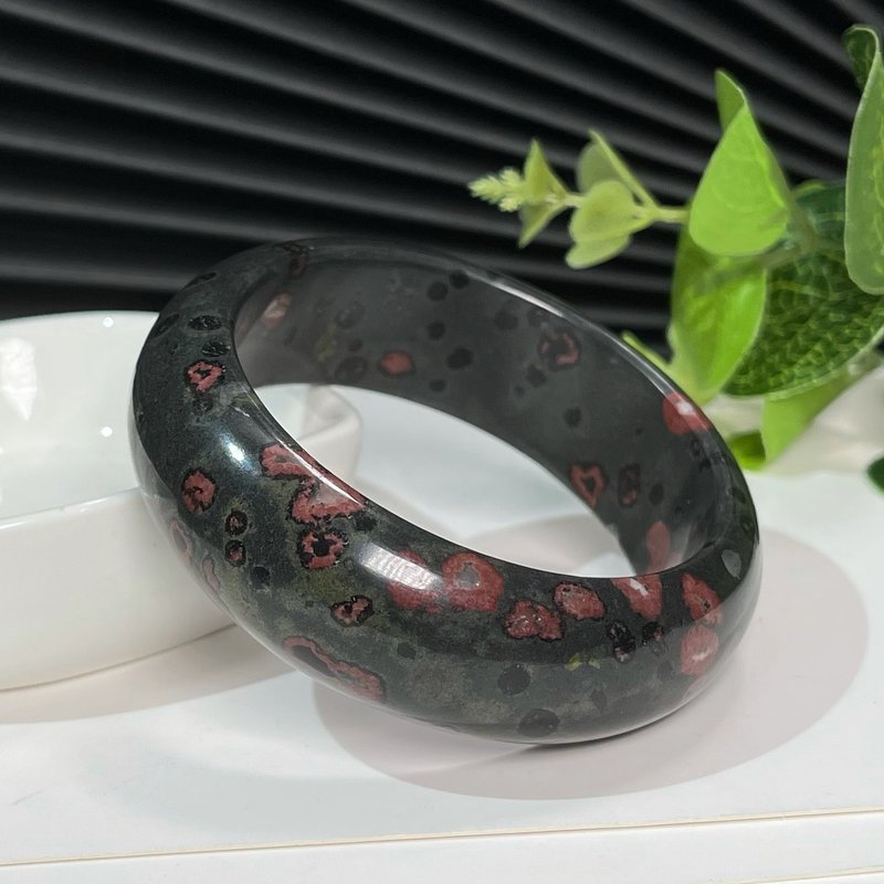 独特梅花玉手镯54MM 黑底红花绿叶长石宽镯手环 飘然欲落美轮美奂 - 手链/手环 - 半宝石 
