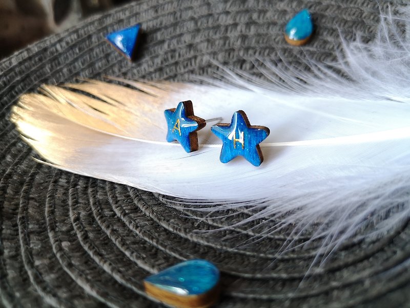 星星金色字母木耳钉(单只) - 耳针 耳环 木制 防敏 不锈钢 蓝色 - 耳环/耳夹 - 木头 蓝色