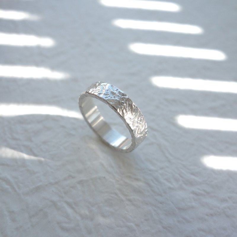 璀璨 纯银锻敲戒指 - 中性款(宽约4.5mm 厚约1.5mm) - 戒指 - 其他金属 银色