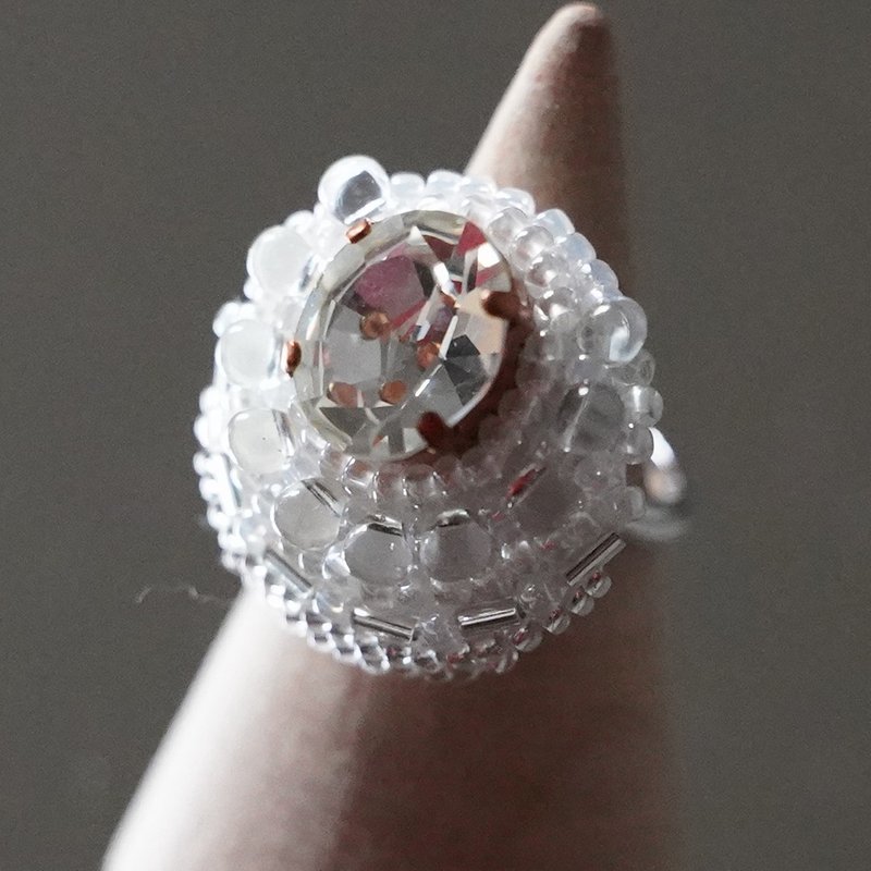 スカーフ留めにも　おしゃべりな指輪141 フリーサイズ　ビーズ刺繍のリング　ビジュー　おおぶりリング - 戒指 - 玻璃 透明