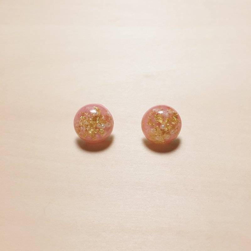 复古浅粉金箔珍珠丸子耳环 - 耳环/耳夹 - 树脂 粉红色