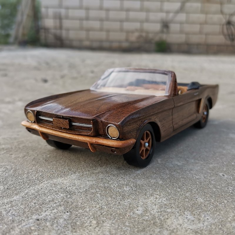 Custom made toy car model Ford Mustang convertible 1965 - 摆饰 - 木头 