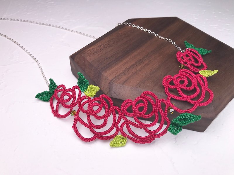 手织蕾丝玫瑰花项链 (红色) /情人节 / 礼物 / Swarovski水晶 - 项链 - 棉．麻 红色