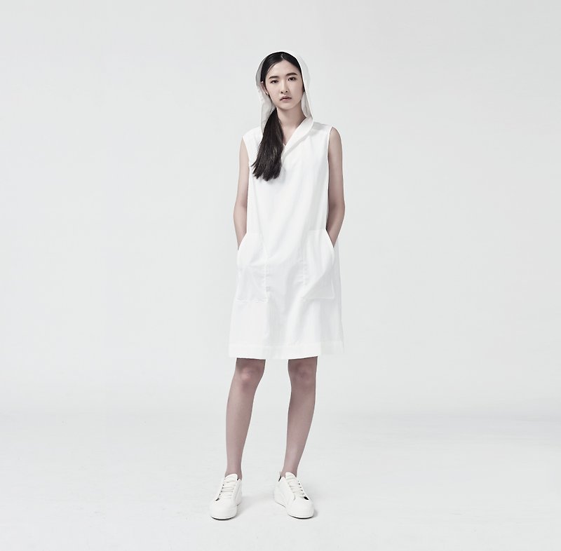 TRAN - Y领连帽背心洋装 - 洋装/连衣裙 - 其他材质 白色