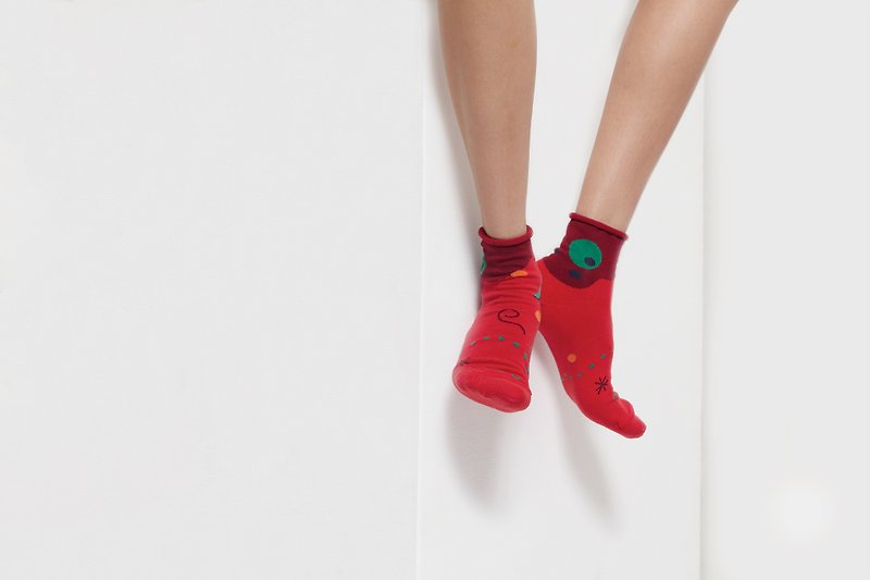 PEEK-A-BOO系列 - 月与阳 鲜红色 低筒袜 - 袜子 - 棉．麻 红色