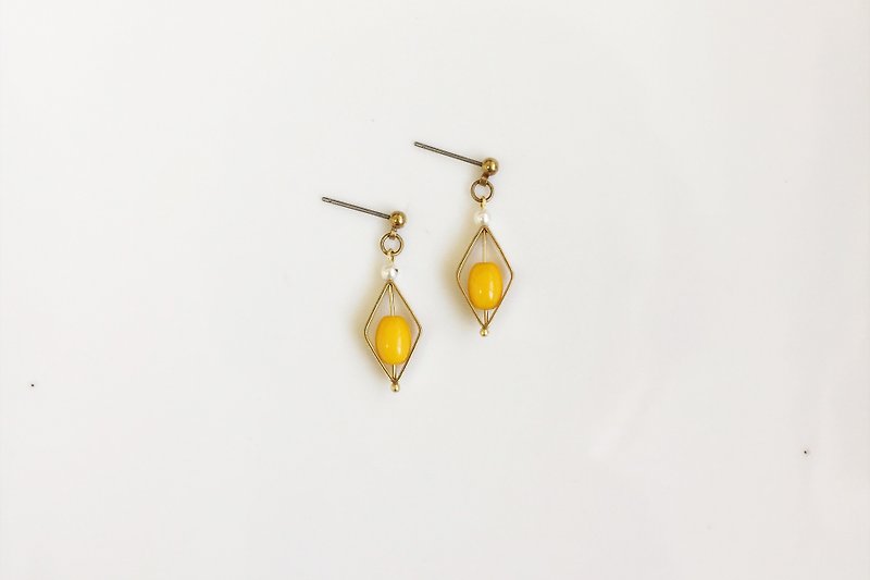 非芥黄 黄铜珍珠造型耳环 - 耳环/耳夹 - 其他金属 黄色