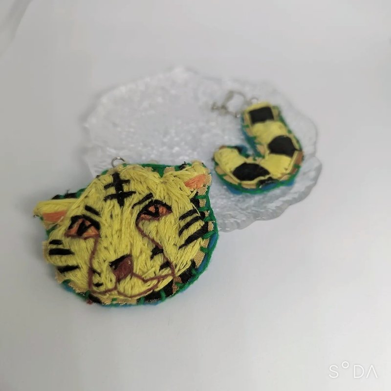 虎刺繍イヤリング - 耳环/耳夹 - 绣线 黄色