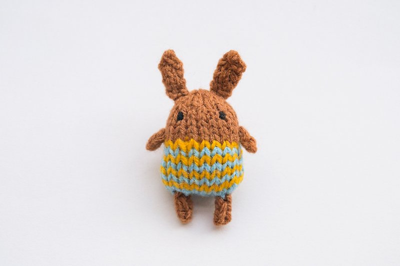 Fika the Bunny - knitted amigurumi brooch - 胸针 - 其他材质 咖啡色