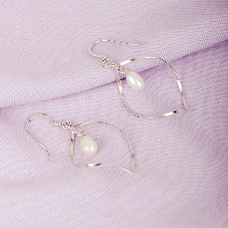 Elegant Spiral with Freshwater Pearls Dangle Drop Earrings - 耳环/耳夹 - 珍珠 白色