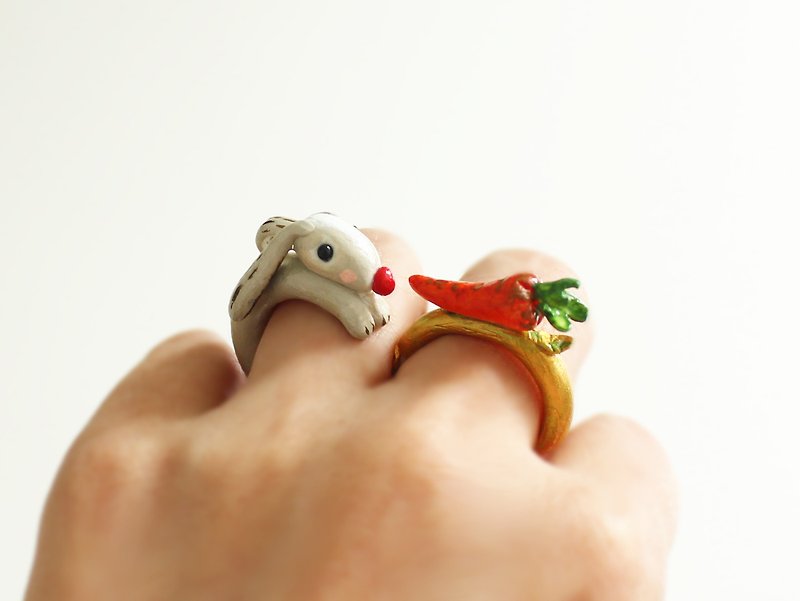 野兔子和红萝卜戒指 - 戒指 - 陶 卡其色